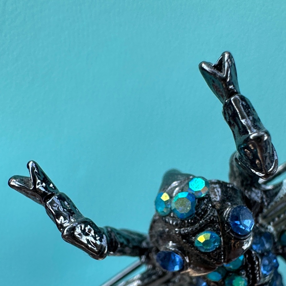 Blue Crystal Articulated Tail Sparkly Dragonfly Decorative Accent Pin Brooch - Picture 7 of 9